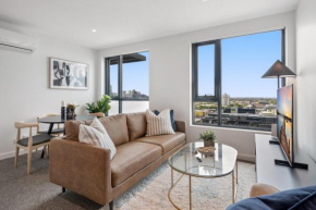 Spectacular 2-Bed with Amenities & Sky-High Views